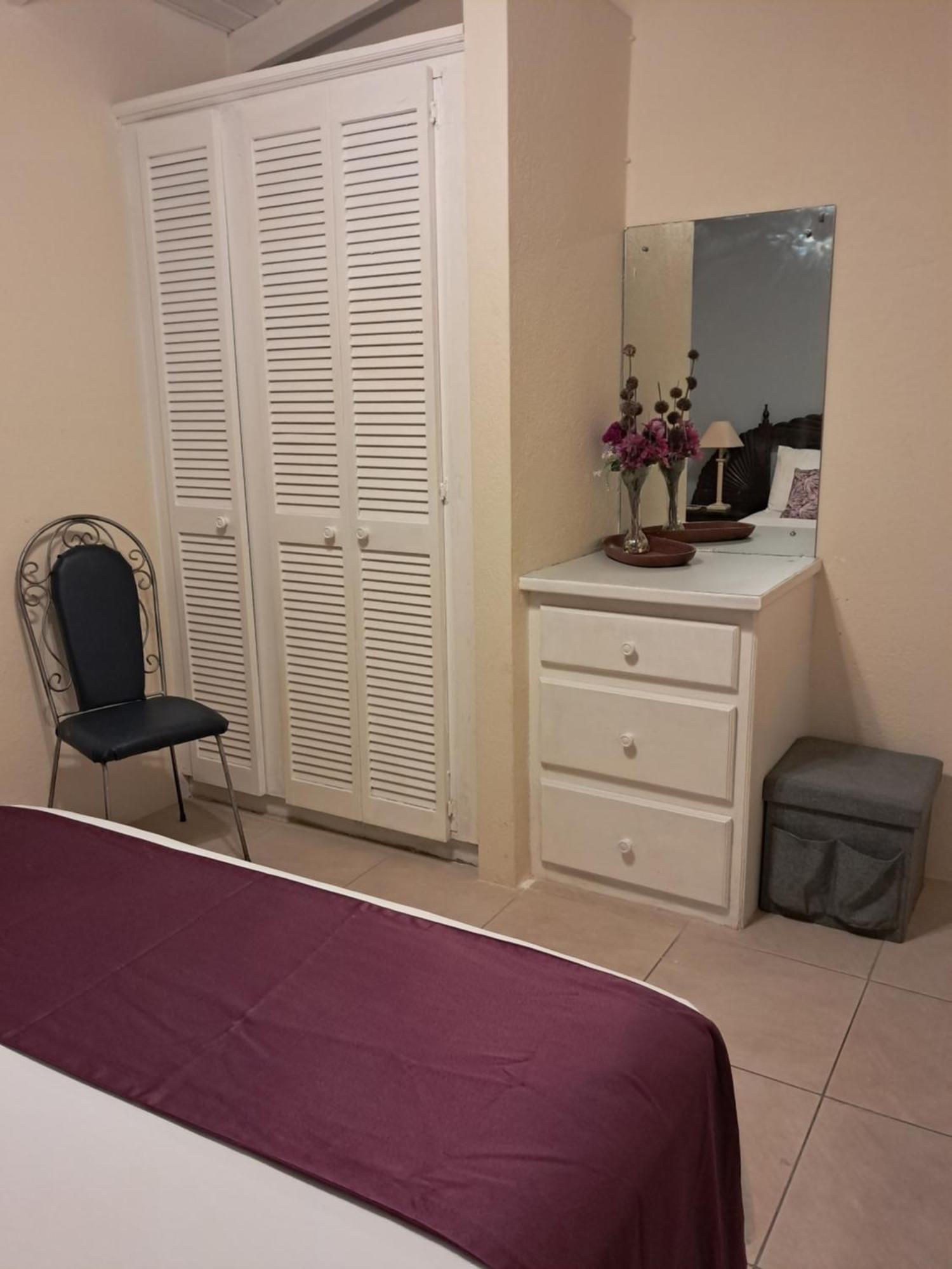 Michand Guest Apartments- Cozy One Or Two Bedroom- 5 Walk Minutes From Airport 10 Mins Drive To Oistins Or Beach Крайст-Черч Экстерьер фото