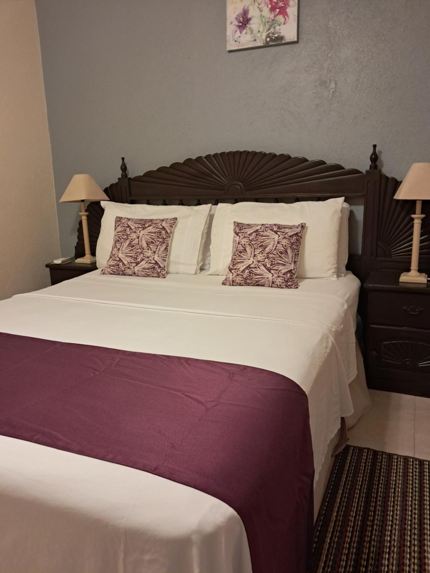 Michand Guest Apartments- Cozy One Or Two Bedroom- 5 Walk Minutes From Airport 10 Mins Drive To Oistins Or Beach Крайст-Черч Экстерьер фото