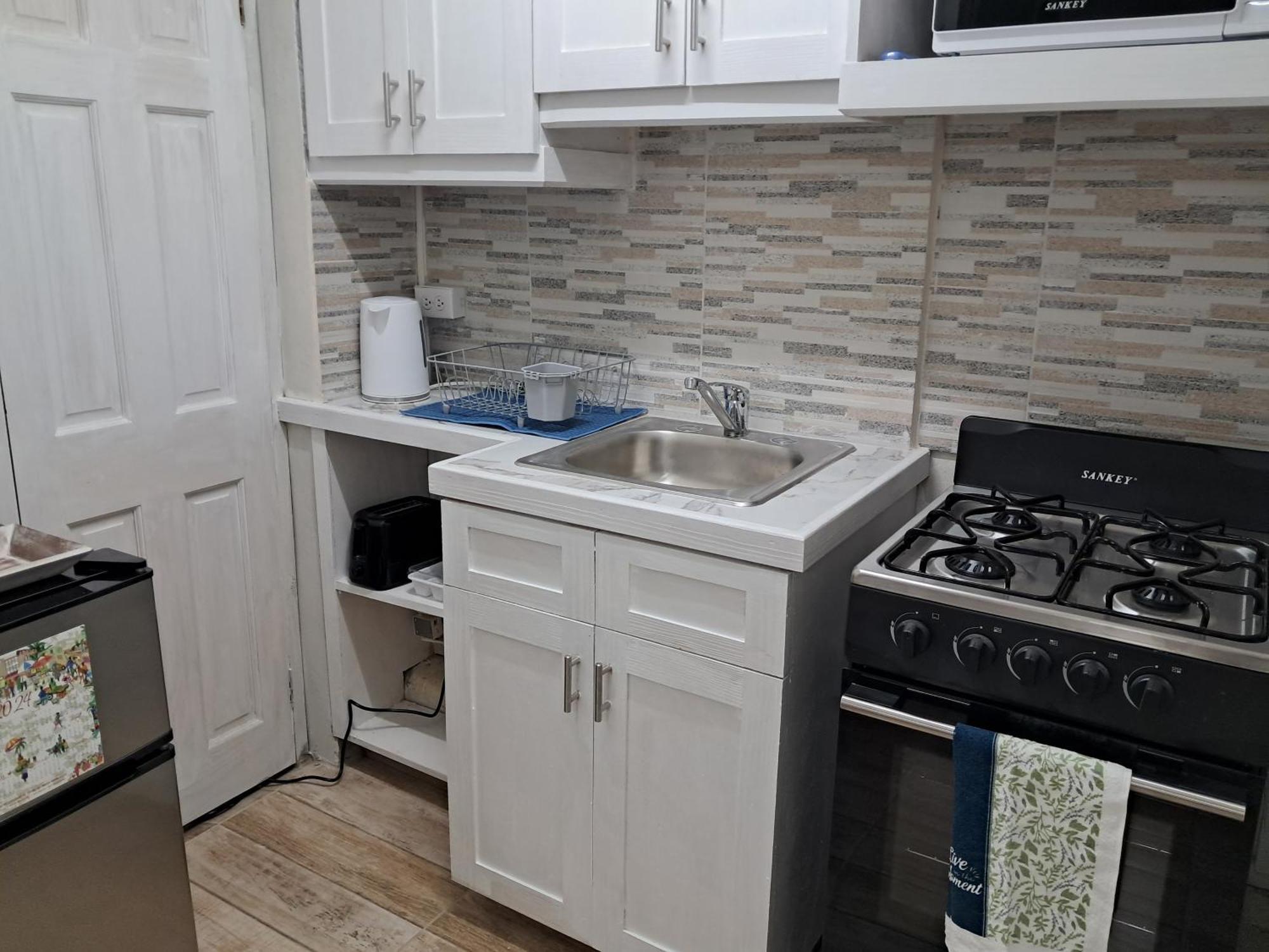 Michand Guest Apartments- Cozy One Or Two Bedroom- 5 Walk Minutes From Airport 10 Mins Drive To Oistins Or Beach Крайст-Черч Экстерьер фото