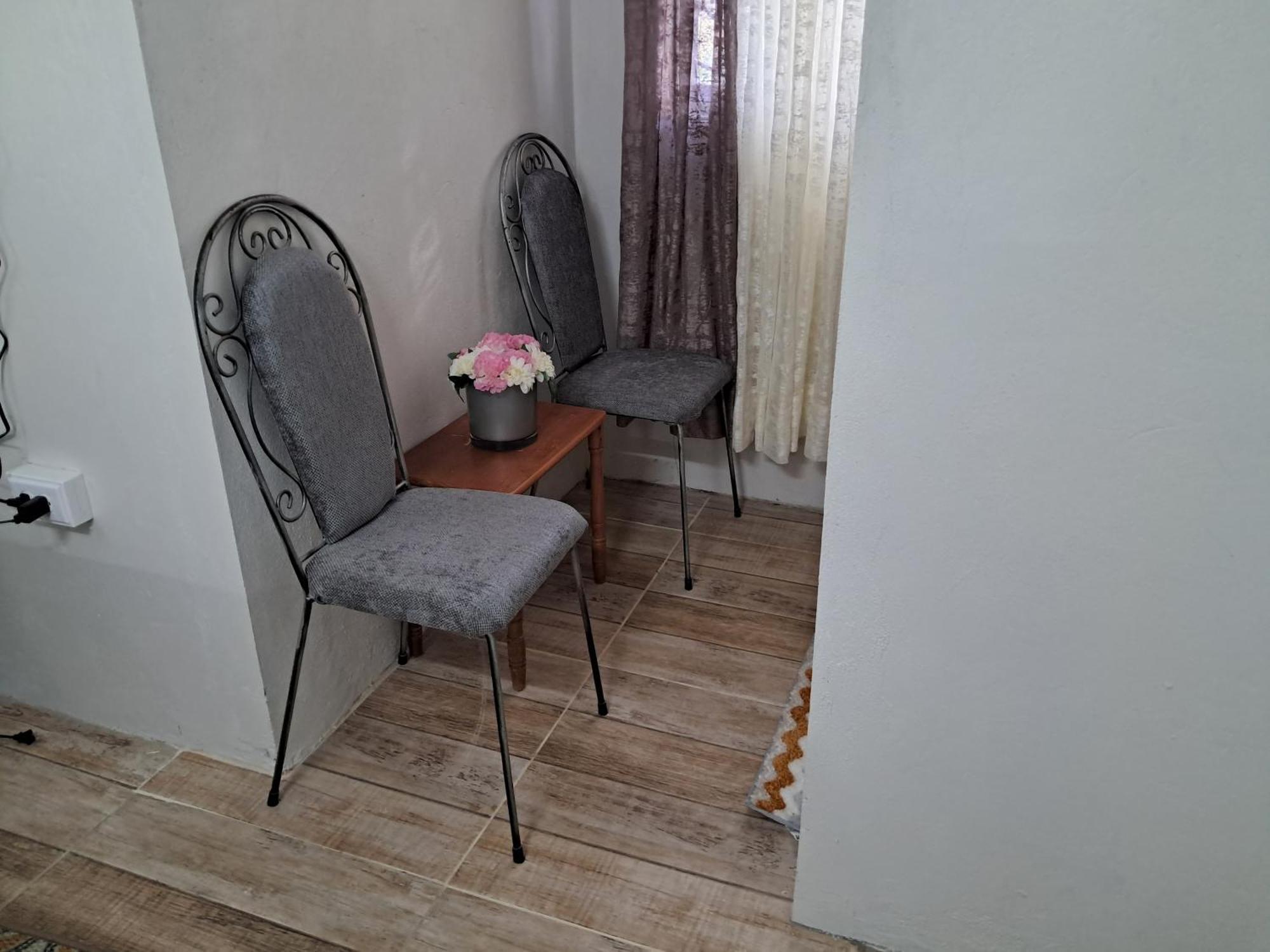 Michand Guest Apartments- Cozy One Or Two Bedroom- 5 Walk Minutes From Airport 10 Mins Drive To Oistins Or Beach Крайст-Черч Экстерьер фото