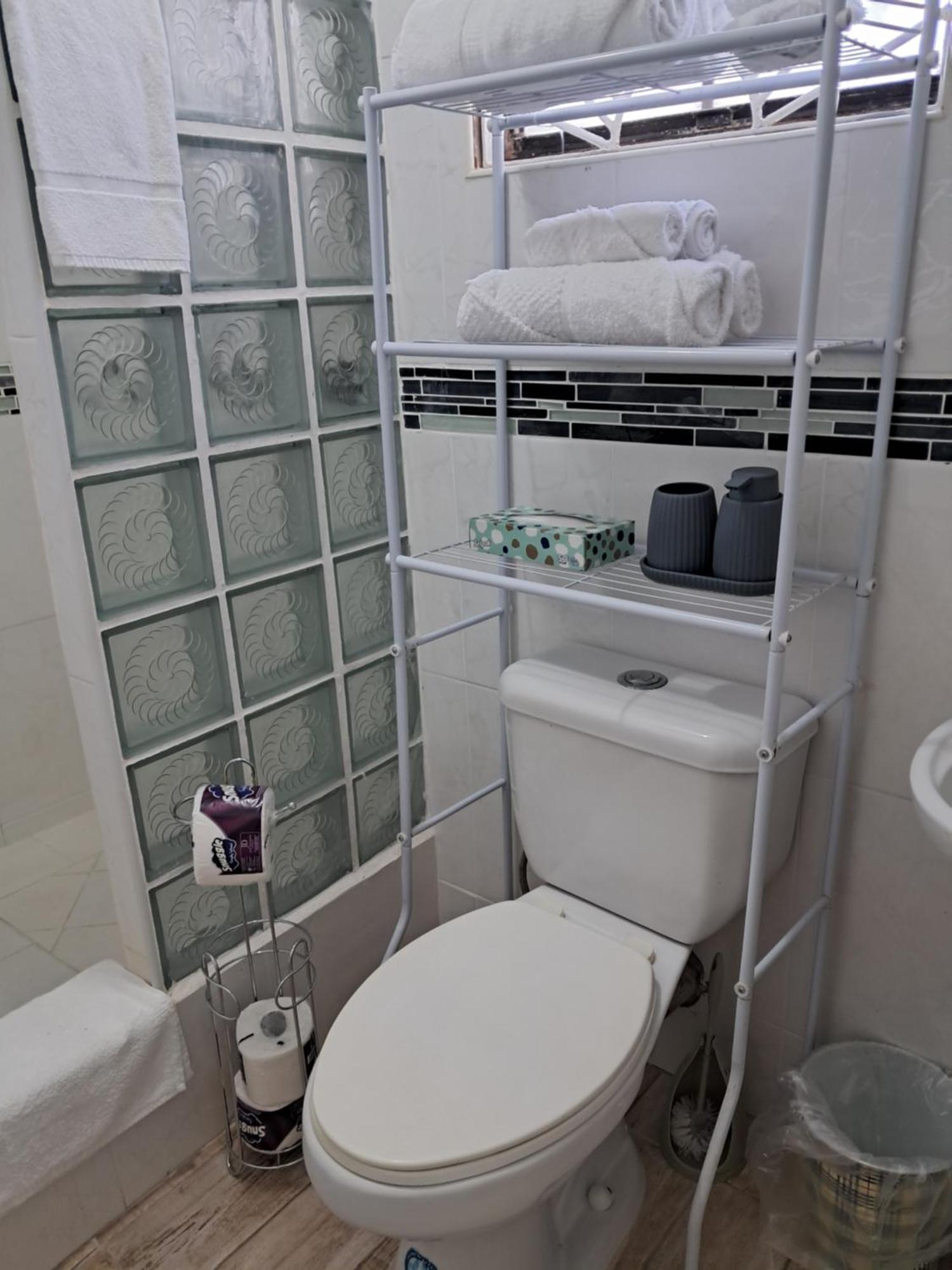 Michand Guest Apartments- Cozy One Or Two Bedroom- 5 Walk Minutes From Airport 10 Mins Drive To Oistins Or Beach Крайст-Черч Экстерьер фото