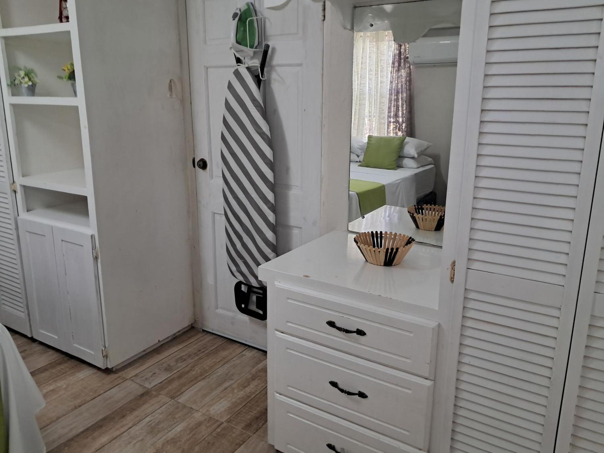 Michand Guest Apartments- Cozy One Or Two Bedroom- 5 Walk Minutes From Airport 10 Mins Drive To Oistins Or Beach Крайст-Черч Экстерьер фото