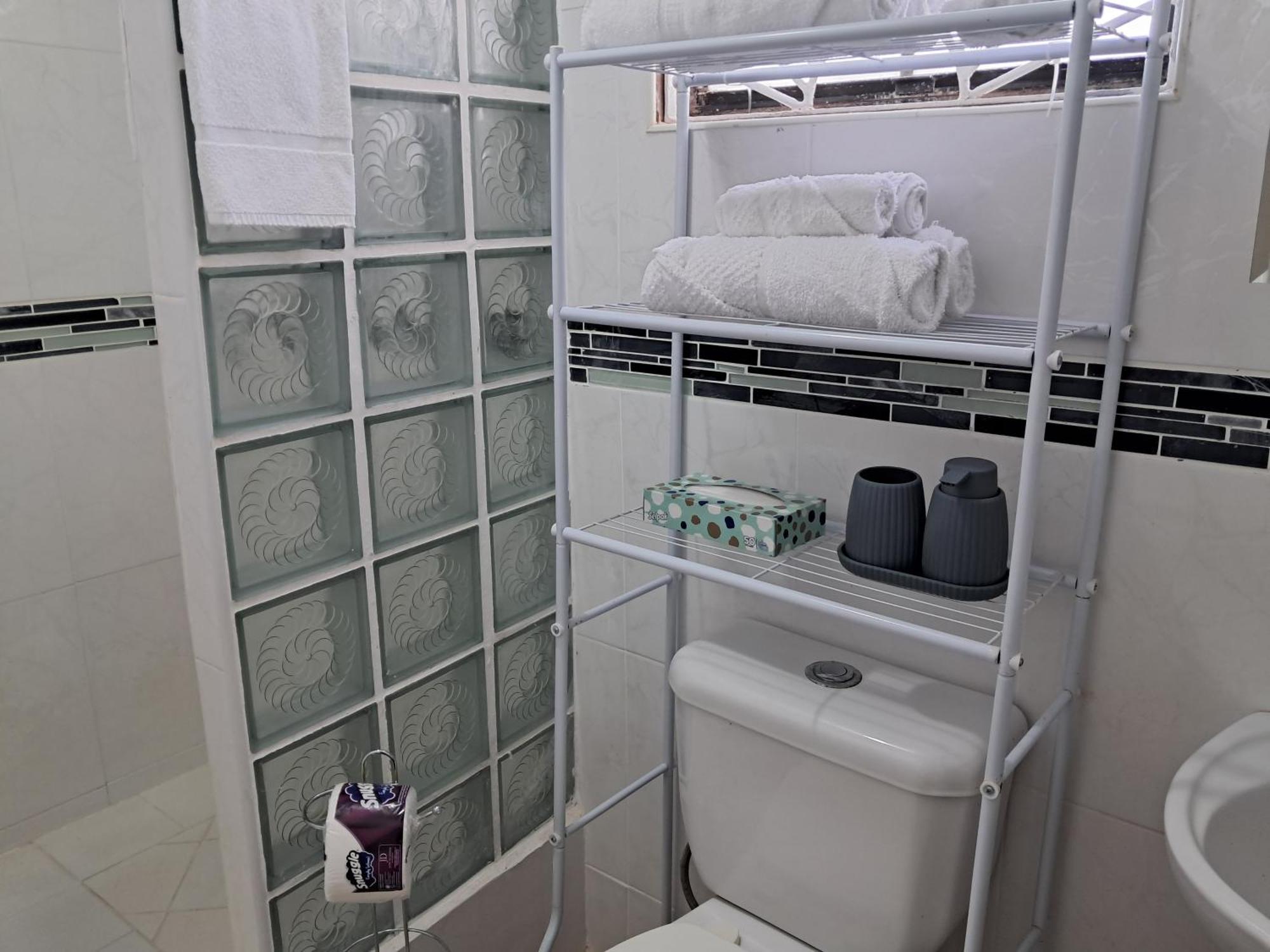 Michand Guest Apartments- Cozy One Or Two Bedroom- 5 Walk Minutes From Airport 10 Mins Drive To Oistins Or Beach Крайст-Черч Экстерьер фото